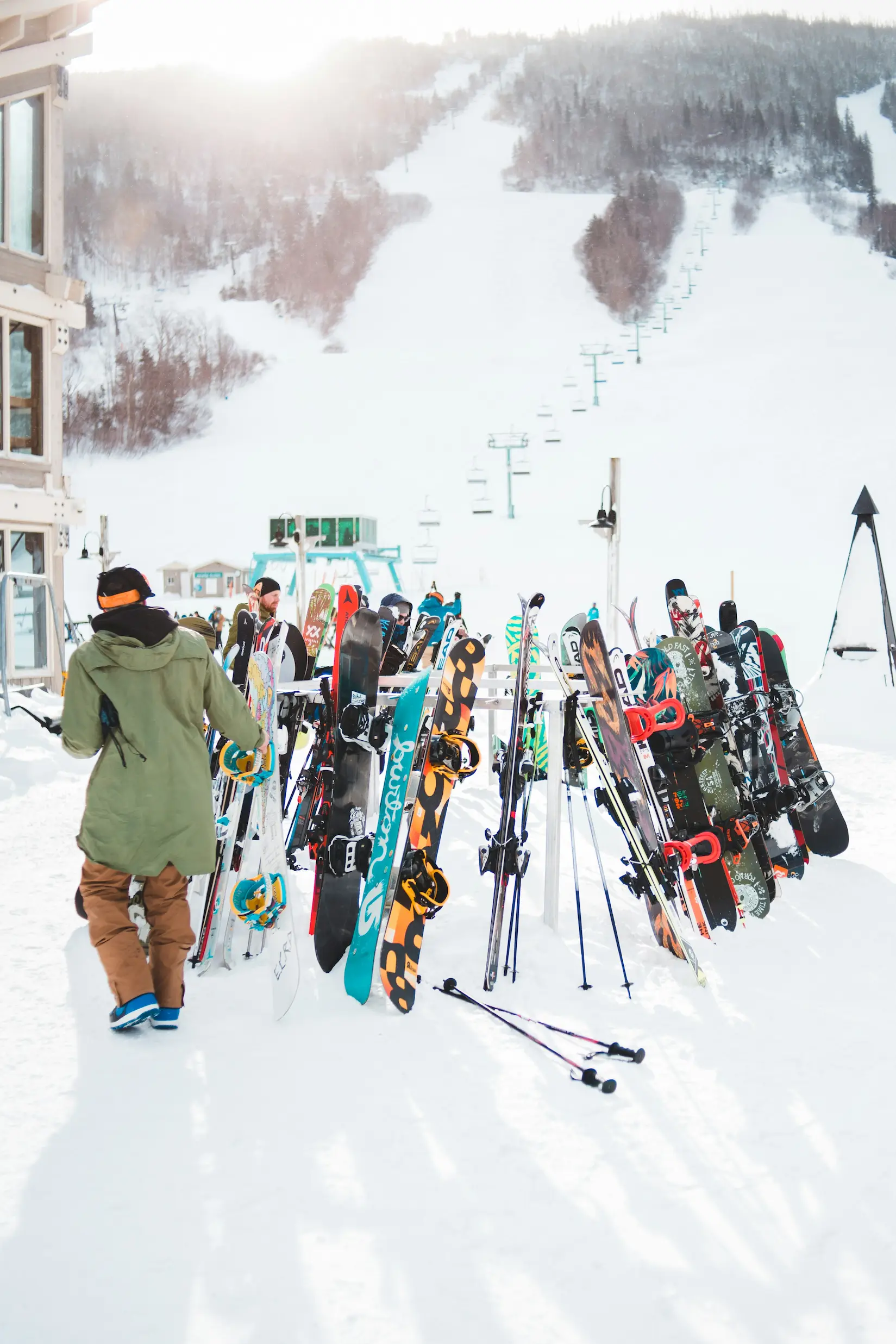 Skis et snowboards posés dans la neige au pied des pistes à La Rosière