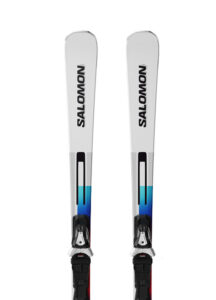 Paire de skis Salomon avec fixations montée, présentée sur fond blanc