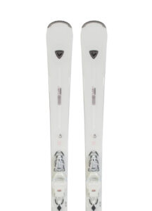 Paire de skis Rossignol avec fixations sur fond blanc