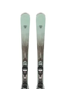 Paire de skis alpins avec fixations, présentée verticalement sur fond blanc