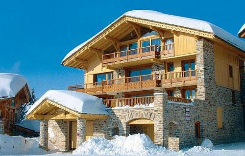Chalet de montagne enneigé à La Rosière en journée
