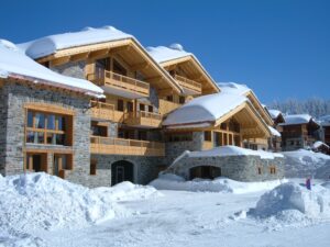 Résidence de chalets enneigés à La Rosière en hiver