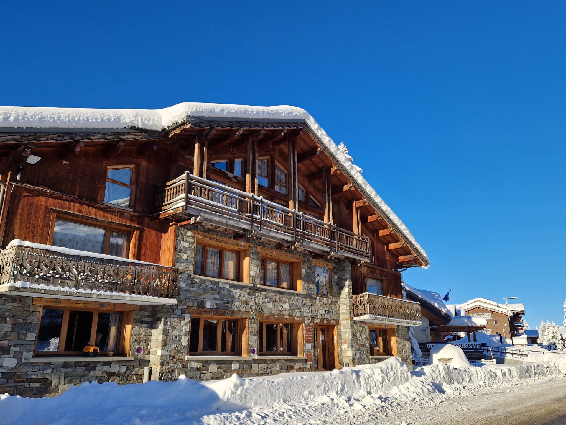 Chalet traditionnel en bois et pierre à La Rosière sous la neige