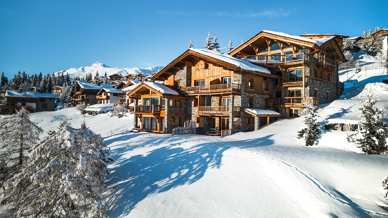 Vue d’ensemble des chalets des Charmettes enneigés à La Rosière