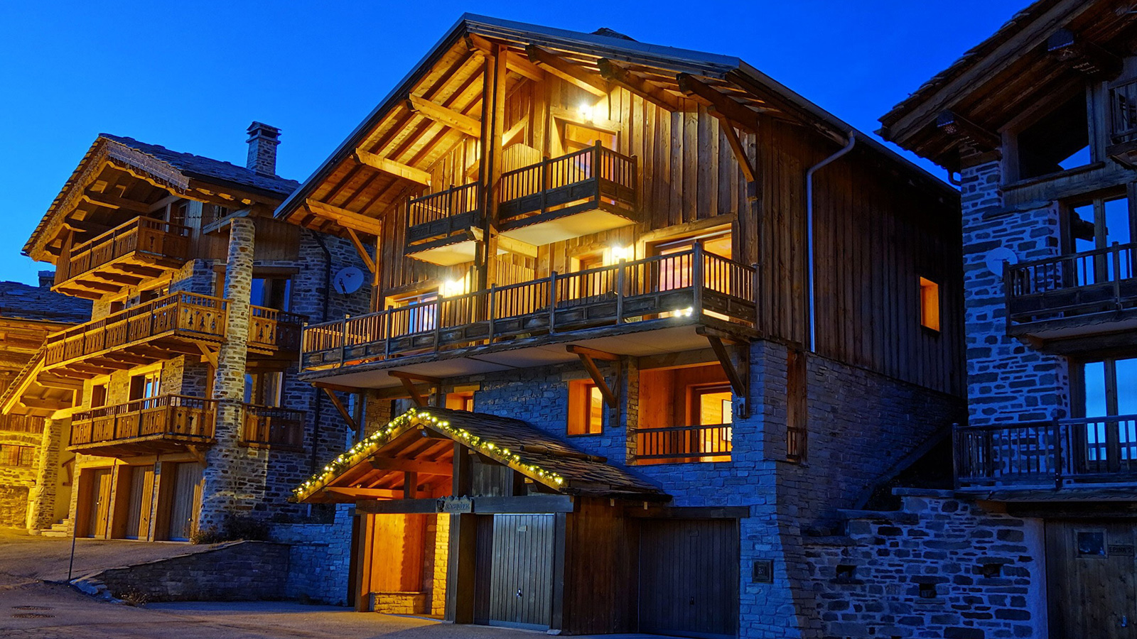 Chalet de montagne éclairé de nuit à La Rosière