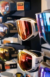 Masques de ski exposés en magasin chez Colette Sport à La Rosière