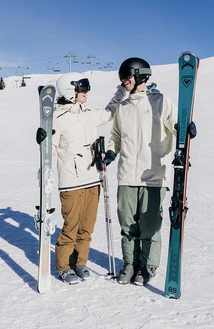Deux skieurs équipés sur les pistes de La Rosière par beau temps