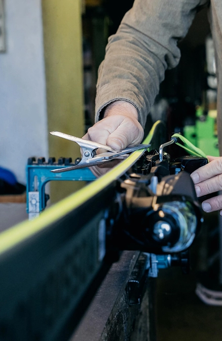 Entretien de la semelle d’un ski dans l’atelier de Colette Sport à La Rosière