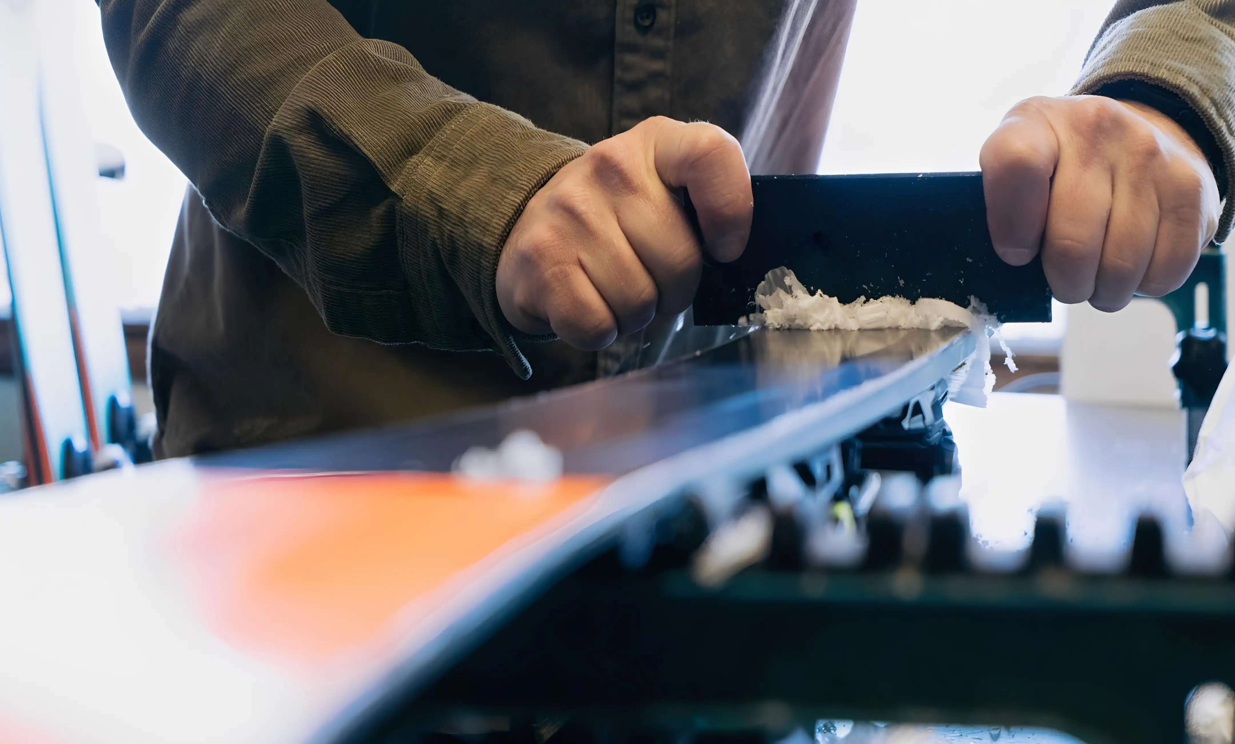Entretien et fartage d’un ski dans l’atelier Colette Sport à La Rosière