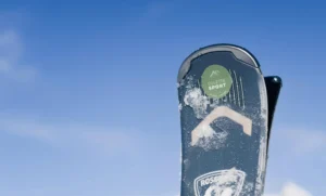 Spatule de ski avec le logo Colette Sport dans la neige à La Rosière