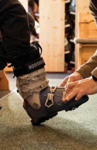 Ajustement d’une chaussure de ski en magasin chez Colette Sport à La Rosière