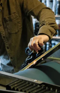 Affûtage d’un ski dans l’atelier de Colette Sport à La Rosière